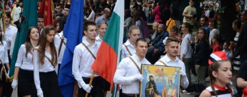 Шествие за Деня на светите братя Кирил и Методий спира движението край Хуманитарната гимназия и в Стария град